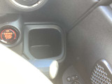 メーターの右側にドリンクホルダーが付いてます。エアコンの風が直接当たるので夏場も冷たい飲み物が飲める!