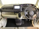 車内は光触媒抗菌消臭施工済です。スタイリッシュなデザインで暖かみのあるインパネ周りを演出します。グローブボックスやカップホルダーのほかにトレーなどたくさんの収納スペースが装備されています。