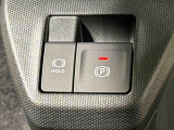 指先だけで簡単に操作が可能な電動パーキングブレーキを採用。「HOLD」スイッチを押すと、渋滞や信号待ちなどでブレーキペダルから足を離しても、ブレーキを保持するので安心です