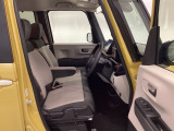【ベンチシート】運転席と助手席の移動もスムーズ!狭い駐車場での乗り降りや、お子様の乗り降りにも便利です。座席の間にコンソールボックスやドリンクホルダーがないため、車内空間が広く感じます。