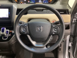 ハンドルにHondaセンシング系のクルーズコントロールやレーンキープアシストなどのスイッチと、オーディオの操作スイッチが装備されています。ハンドルから手を離さず安全に操作できます。