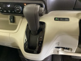 CVT車のセレクトレバーです。低速から高速まで、変速ショックのないスムーズな走りを実現するとともに、エンジン効率のよい領域を維持することで燃費にも貢献します。