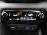 オートエアコンです。車内を設定温度に保ち、快適空間をキープします。