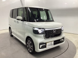 スライドドアなら狭い駐車場でもドアをぶつける心配がありません。ステップが低く乗り降りもしやすいです。とても便利な【助手席側。電動スライドドア】ドアハンドを少し引くだけでリアドアが自動開閉します