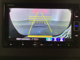 バックでの車庫入れも安心です! リアカメラが付いているバックモニター付のナビを装備しております。操作線もついており距離感も画面から確認できます。