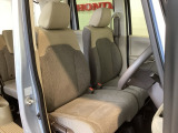 座面も厚みがあり背もたれも高く、広い足元にゆったり座れるシートです。運転席と助手席の間が空いている為、助手席側への移動がスムーズです。交通量の多い道でも助手席側から乗り降りができます。