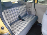 後部座席です。チェック柄で統一された内装です。