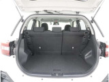 ☆トランクスペースも広く、とっても便利です。バーベキューや釣り、さらにゴルフやボードにも!アクティブに動かれるお客様の強い味方です。後部座席を前方に倒せば広〜いフラットスペースになります!