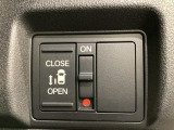 左側電動スライドドアは運転席からでも操作ができるように、ハンドル付近に開閉の操作スイッチが付いています。