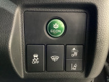 Hondaセンシング用の、VSA(ABS+TCS+横滑り抑制)解除と路外逸脱抑制機能のオンオフスイッチなどはハンドルの右側に装備しています。燃費に役立つECONボタンもここです。