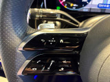 ステアリングシフトが装備されております。ステアリングから手を離さずにシフトチェンジができます。マニュアルモードをご選択いただくことによって、よりアグレッシブな走行が可能となります。