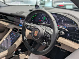 ポルシェの認定中古車は、ポルシェの特徴や構造、システムに精通したプロフェッショナルであるテクニシャンによって、合計111項目にわたる厳格なチェックをクリアした車両のみを取り扱っております。