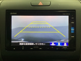 バックでの車庫入れも安心です! リアカメラが付いているバックモニター付のナビを装備しております。操作線もついており距離感も画面から確認できます。