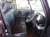 外見からは想像もつかないほど広い車内空間です。ゆったりと座れます。運転席にはシートリフターが付いていますので座高にあわせてドライビングポジションが決められます。