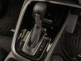 CVT車のセレクトレバーです。低速から高速まで、変速ショックのないスムーズな走りと、エンジン効率のよい領域を維持して燃費にも貢献します。サイドブレーキはスイッチ操作の電子制御パーキングブレーキです。