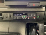 セレクトレバーの左上にオートエアコンがついてますので簡単操作で快適に過ごせます。シートヒータースイッチ内蔵で前席の左右別々に2段階で温度設定ができます。