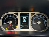 様々な車両情報を表示できるTFTマルチインフォメーションディスプレイを中央に配した視認性の高い大型2眼メーターです
