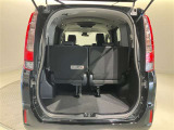 荷室も日常のお買い物には困らない広さが確保されております 後席を分割で倒すこともできますよ