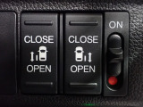 運転席からもスライドドアをボタン操作でスピーディーに開閉できます!またスマートキーでも操作できるので便利です。