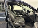 ゆったり、しっかりと座れるシートに運転席は高さ調節可能なパワーシート付き!シート位置の前後と高さ、レバーの上下左右の調節で自分にあったポジションを見つけることができます!