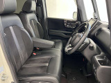【運転席シート】ゆったりと広々した空間です。ストレスなく運転ができますよ!