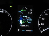 ディスプレイには、平均燃費、外気温、航続可能距離などの情報が表示されます。