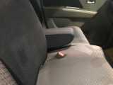 アームレストは、運転中の腕をしっかりと支えることで、疲労を大きく軽減してくれます。