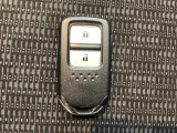 スマートキーを装備しています。鍵を差し込むことなくドアロックの開け閉めと、スタートボタン操作でのエンジンスタートができます。