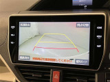車庫入れなど後進運転時に死角をモニターで確認ができて安全です♪ ステアリング操作の参考になるガイド線も表示しますので車庫入れがニガテな方も安心ですネ!