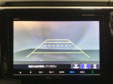 バックでの車庫入れも安心です! リアカメラが付いているバックモニター付のナビを装備しております。操作線もついており距離感も画面から確認できます。