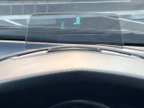 【ヘッドアップディスプレイ】現在の速度や走行情報をデジタル表示で運転席前方のガラスに投影!運転中、目線をずらさず必要な情報を確認できるのでとっても便利で安心!