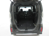 リヤシートを畳むと荷室がさらに広くなります。