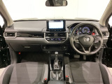 車内は光触媒抗菌消臭施工済です。インパネ周りはスタイリッシュなデザインで機能や装備も充実しています。グローブボックスやカップホルダーのほかにトレーなどたくさんの収納スペースが付いています。