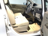 【ベンチシート】運転席と助手席の移動もスムーズ!狭い駐車場での乗り降りや、お子様の乗り降りにも便利です。座席の間にコンソールボックスやドリンクホルダーがないため、車内空間が広く感じます。