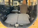後席・助手席を倒して、荷物専用のスペースにした状態です。これなら長いものも積めますし、ご旅行や趣味に活用できますね。