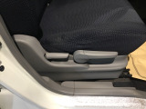 手動のレバーを使って、シートの高さや背もたれの角度を変えることができます。