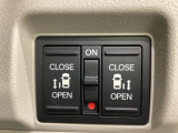 リアドアは乗り降りに便利な両側電動スライドドアです。また運転席に座っていながらスイッチ操作で自在にスライドドアを開け閉めできます。