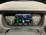 デジタル表示のスピードメーターとタコメーター、燃費やオドメーターなどの表示の他に、ホンダセンシング機能などの表示もできる多機能なマルチインフォメーション・ディスプレイです。