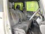 運転席まわりには十分なスペースがあり、大柄な方でもゆったり運転していただける環境です。