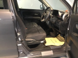 【ベンチシート】運転席と助手席の移動もスムーズ!狭い駐車場での乗り降りや、お子様の乗り降りにも便利です。座席の間にコンソールボックスやドリンクホルダーがないため、車内空間が広く感じます。