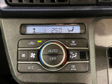 【オートエアコン】一度お好みの温度に設定すれば、車内の温度を検知し風量や温度を自動で調整。暑い&hellip;寒い&hellip;と何度もスイッチ操作をする必要はありません。快適な車内空間には必須の機能ですね♪