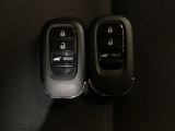 スマートキーを装備しています。鍵を差し込むことなくドアロックの開け閉めと、スタートボタン操作でのエンジンスタートができます。ボタン操作でトランクが開けられる電動テールゲートのボタンもついています。