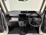 360&deg;UV&IRカット機能ガラス採用。見易い計器類と運転し易いレイアウトのドライビングポジションは、極細Aピラーの採用で視角も少なく前方&左右の見切りが良く安心して運転できます。