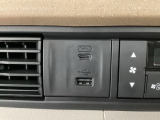 エアコン操作パネルの左側に、スマートフォンなどの充電可能なUSB端子と、音源などの外部入力の可能なUSB端子がついています。移動中に充電もできるので便利です。