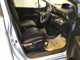 フィット感のあるシート。身体をしっかりと支えてくれるので、長時間の運転も快適にサポートしてくれます。
