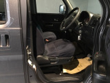 フィット感のあるシート。しっかりと支えてくれるので、長時間の運転を快適にサポートしてくれます。