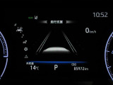 一定以上の速度で走行中に車線逸脱を検知すると、警告アラームが運転者に危険を知らせます。