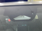 【プリクラッシュセーフティ】前方の車両等を検知し、衝突しそうな時は警報で注意を促し、ブレーキを踏む力をサポート。ブレーキを踏めなかった場合は衝突被害軽減ブレーキが作動、衝突回避をサポートします。