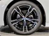 【BMWアロイホイル】軽量かつ強度に拘ったアロイホイル。走行性能ポテンシャルを引き出す設計。車の足元を引き締めてくれる大きなポイントはアロイホイルです。