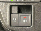 指先だけで簡単に操作が可能な電動パーキングブレーキを採用。「HOLD」スイッチを押すと、渋滞や信号待ちなどでブレーキペダルから足を離しても、ブレーキを保持するので安心です